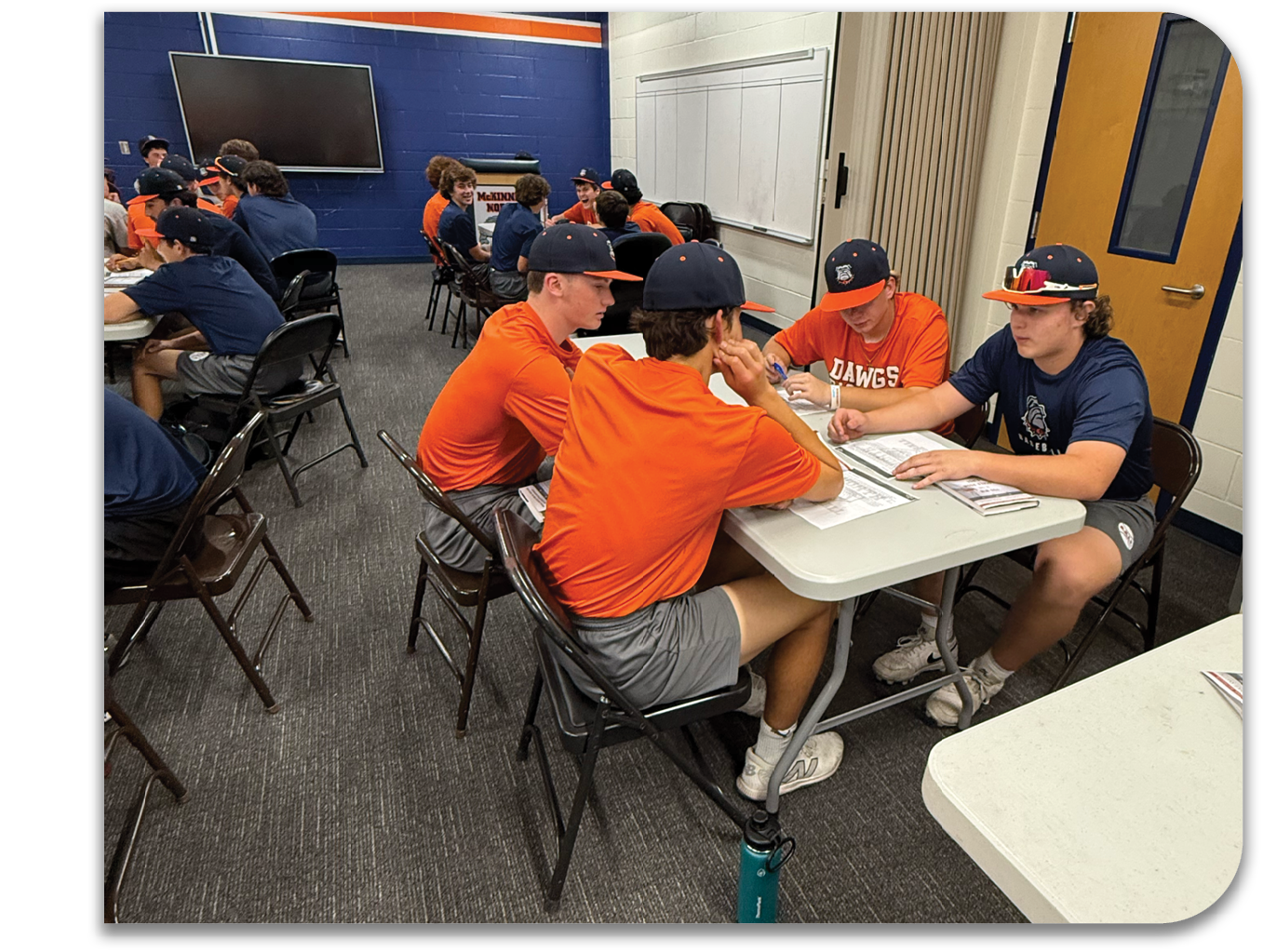 A group of people are sitting at a table in a room. Contenido generado con IA
