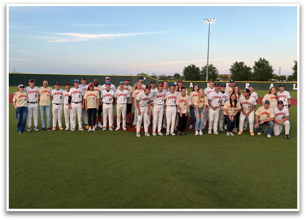 A group of people are standing on a baseball field, posing for a photo. Contenido generado con IA