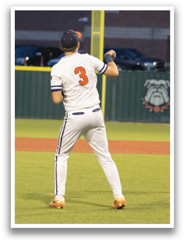 A baseball player in a white uniform is throwing a ball on a field. Contenido generado con IA