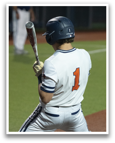 A baseball player in a white uniform is at home plate, holding a bat and getting ready to swing. Contenido generado con IA
