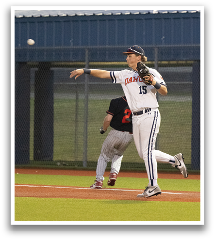 A baseball player in a white uniform is throwing a ball on a field. Contenido generado con IA