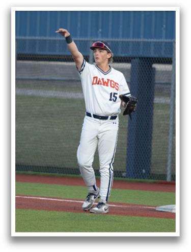 A baseball player in a white uniform is throwing a ball on a field. Contenido generado con IA