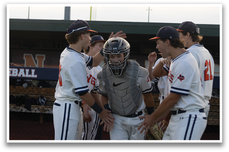Baseball players hugging each other on the field. Contenido generado con IA