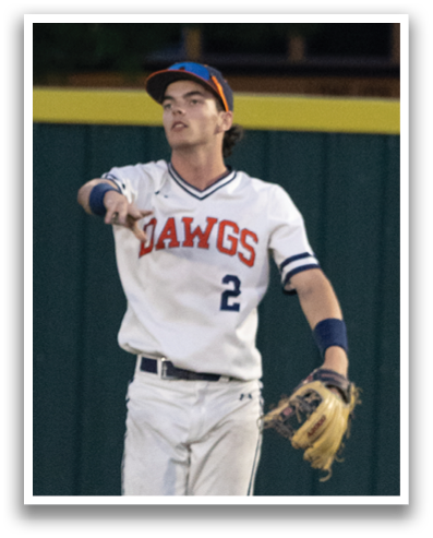 Two baseball players are running on a field. One player is wearing a blue hat. Contenido generado con IA