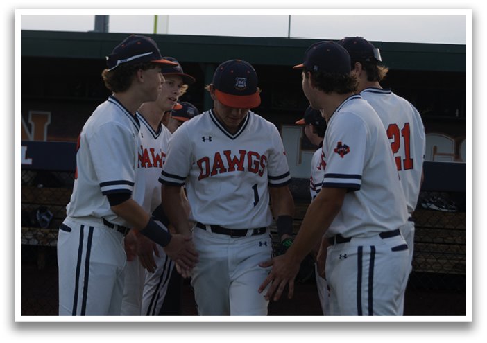 Baseball players on a field, some shaking hands and others talking. Contenido generado con IA