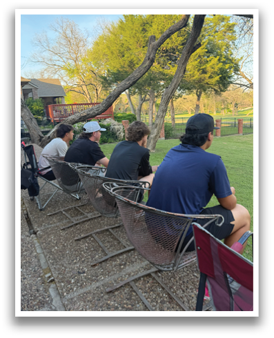 Three men are sitting on a bench in a park, enjoying the outdoors. Contenido generado con IA