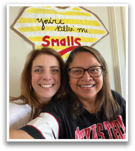 Two women are standing next to each other, smiling and posing for a picture. Contenido generado con IA