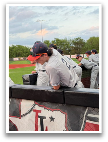 Baseball players sitting on a bench in the dugout. Contenido generado con IA
