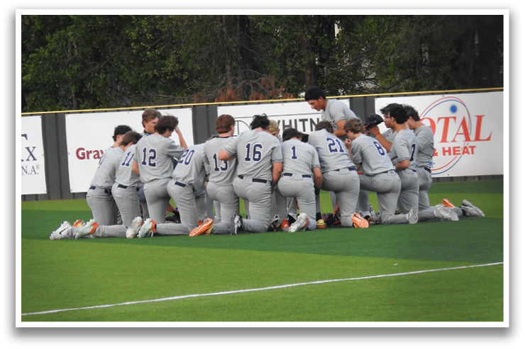 A group of baseball players kneeling on the field. Contenido generado con IA