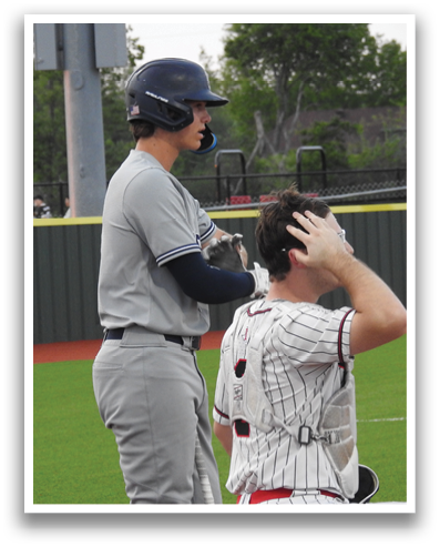 Two baseball players on the field, one with his head in his hands. Contenido generado con IA