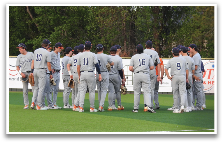 A group of baseball players wearing grey uniforms are standing on a field. Contenido generado con IA