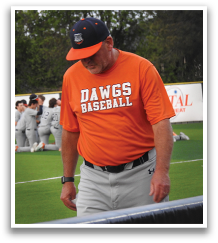 A man wearing a baseball shirt stands on a baseball field. Contenido generado con IA