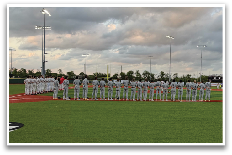 A baseball field with a group of people standing on it. Contenido generado con IA