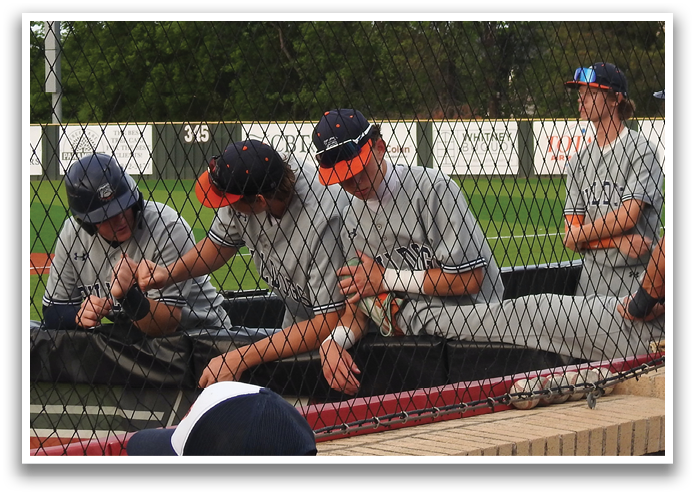 Baseball players sitting on a bench, one of them wearing a hat. Contenido generado con IA