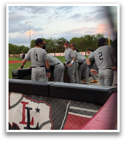 Baseball players in uniforms are standing on a field. Contenido generado con IA