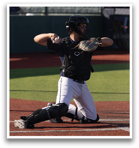 A baseball player is in a crouched position, holding a baseball glove, and preparing to catch a ball. Contenido generado con IA