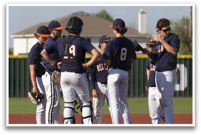 A group of baseball players wearing blue uniforms are standing on a field. Contenido generado con IA