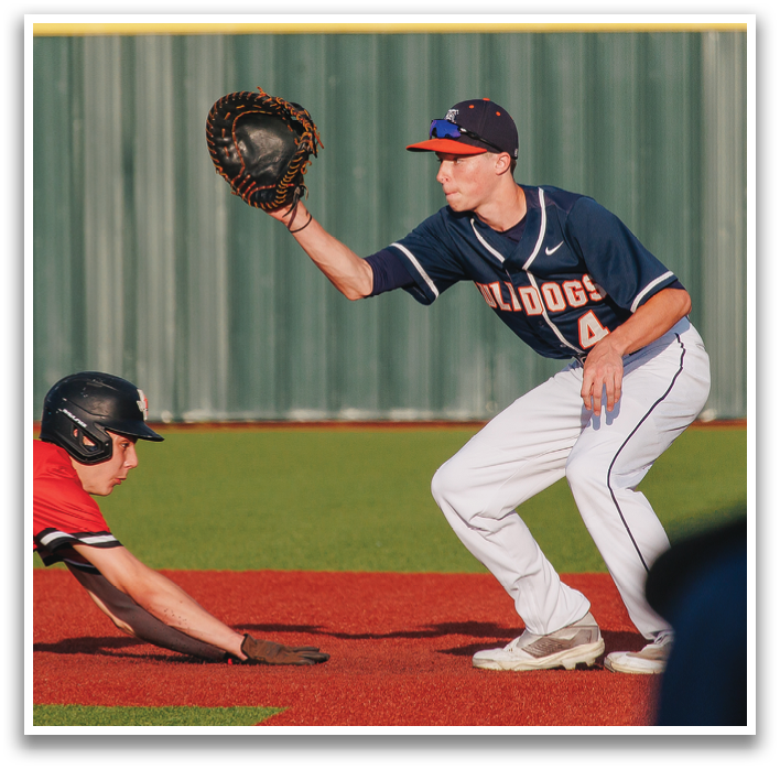 A baseball player slides into a base while another player tries to catch the ball. Contenido generado con IA