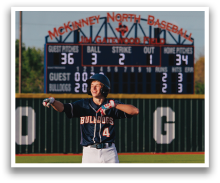 A baseball player is standing on the field, holding his glove up in the air. Contenido generado con IA