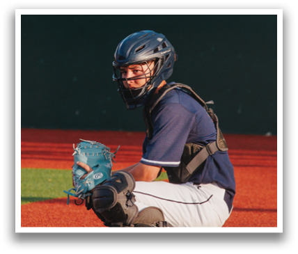 A baseball player is kneeling on the field wearing a helmet and catcher's gear. Contenido generado con IA