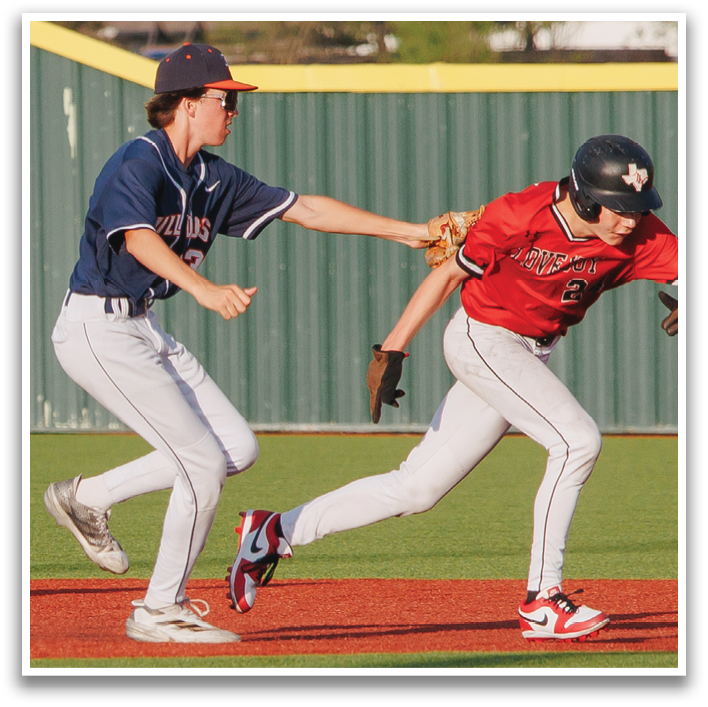 Two baseball players are running on the field, one trying to tag the other. Contenido generado con IA