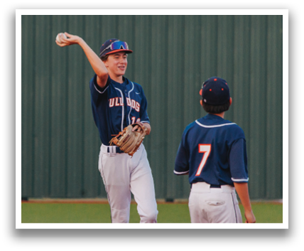 Two baseball players on a field, one catching a ball and the other running. Contenido generado con IA