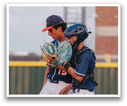 Two baseball players on the field, one holding a mitt and the other wearing a helmet. Contenido generado con IA