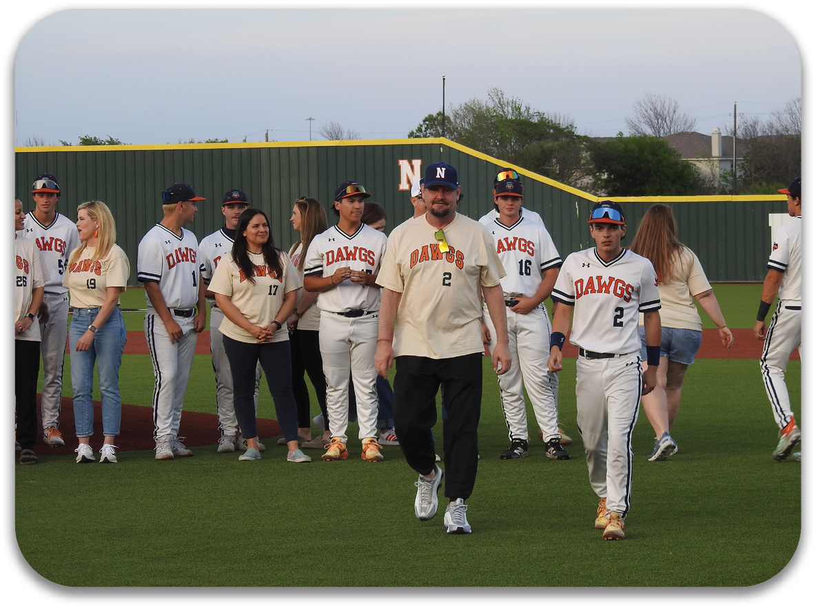A group of people wearing baseball uniforms are walking across a field. Contenido generado con IA