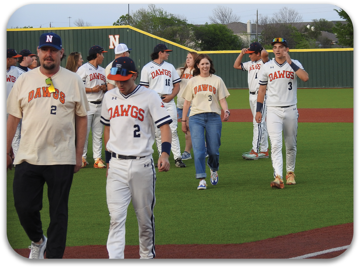 A group of people, including a woman, are walking on a baseball field. Contenido generado con IA