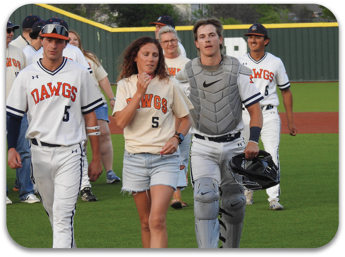 A group of people, including a woman and a man, are walking on a field. The woman is wearing a shirt with the number 5 on it. The man is wearing a baseball glove. Contenido generado con IA