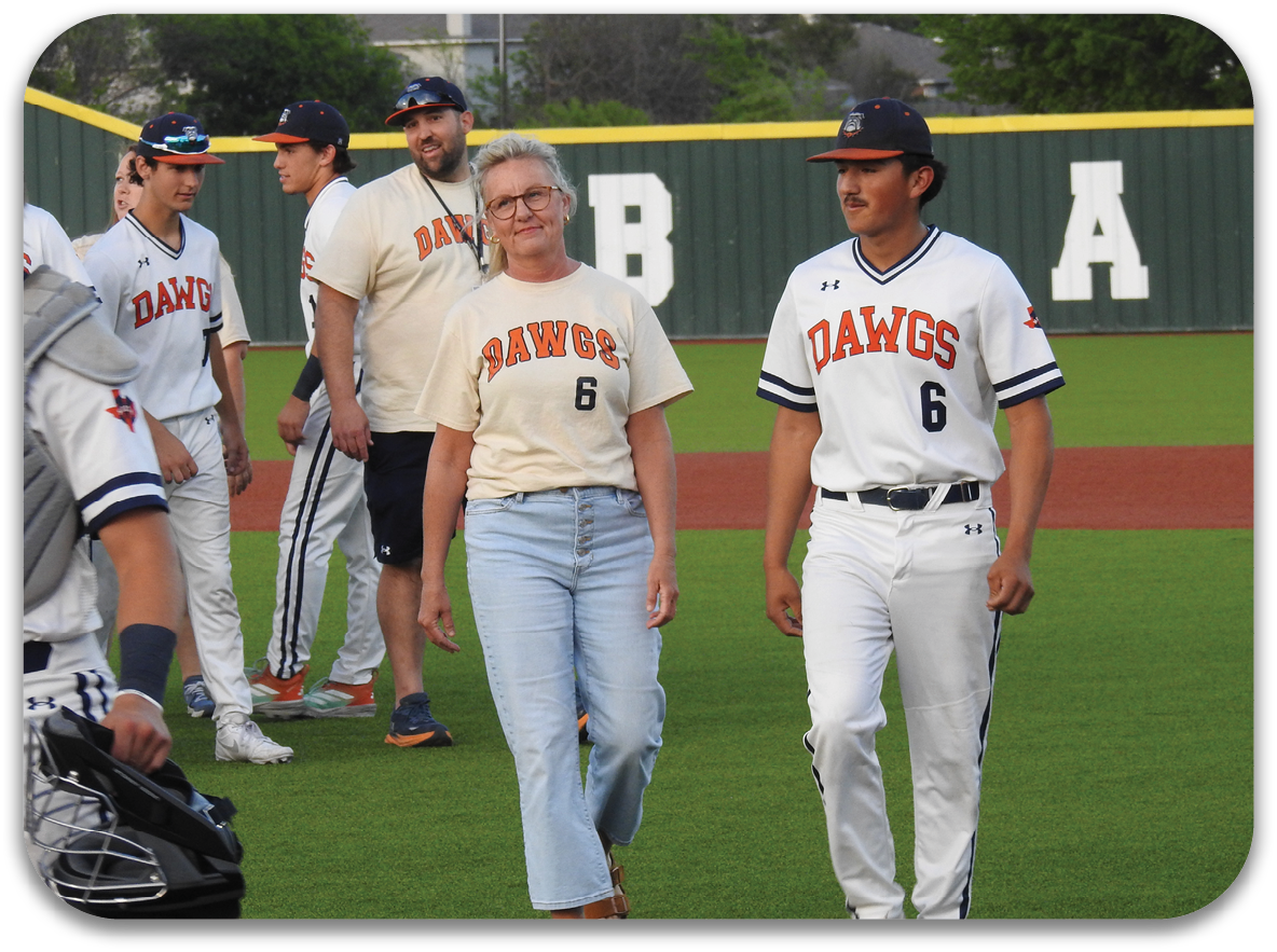 A group of people, including a woman wearing a number 6 jersey, are walking on a baseball field. Contenido generado con IA