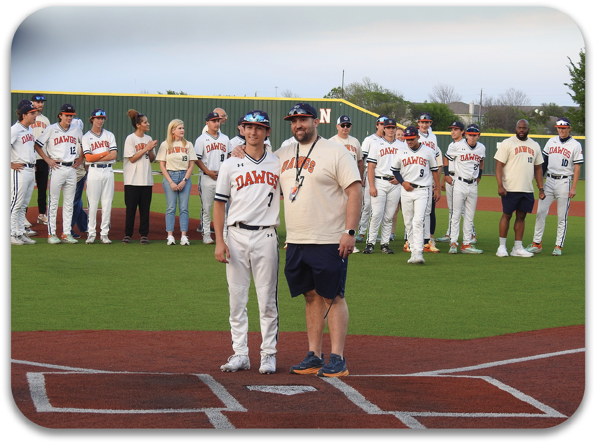 A man and woman stand on a baseball field, posing for a picture. The woman is wearing a white shirt and blue jeans, while the man is wearing a yellow shirt and blue shorts. They are both holding baseball bats. Contenido generado con IA