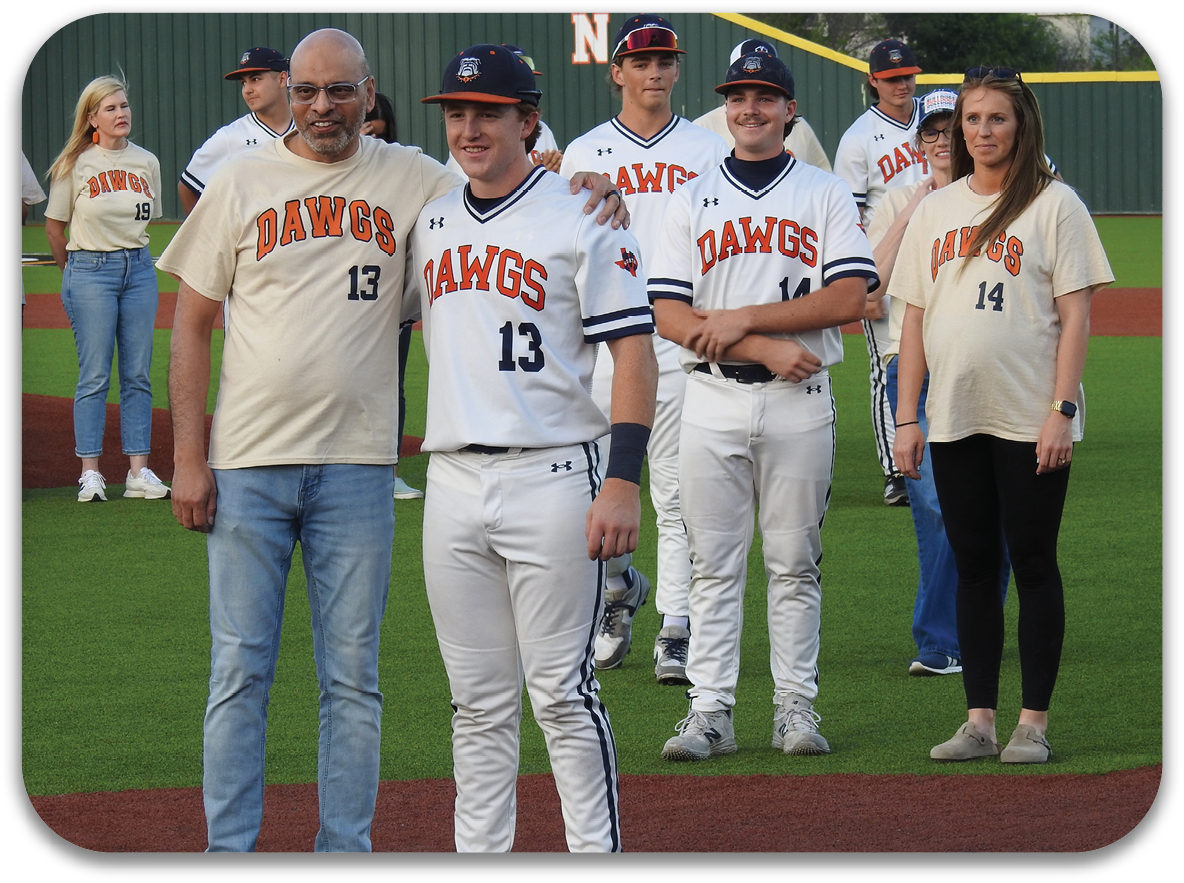 A man and a boy stand on a baseball field, both wearing number 13 jerseys. They are surrounded by other players, some of whom are wearing number 14 jerseys. The scene appears to be a baseball game or practice. Contenido generado con IA