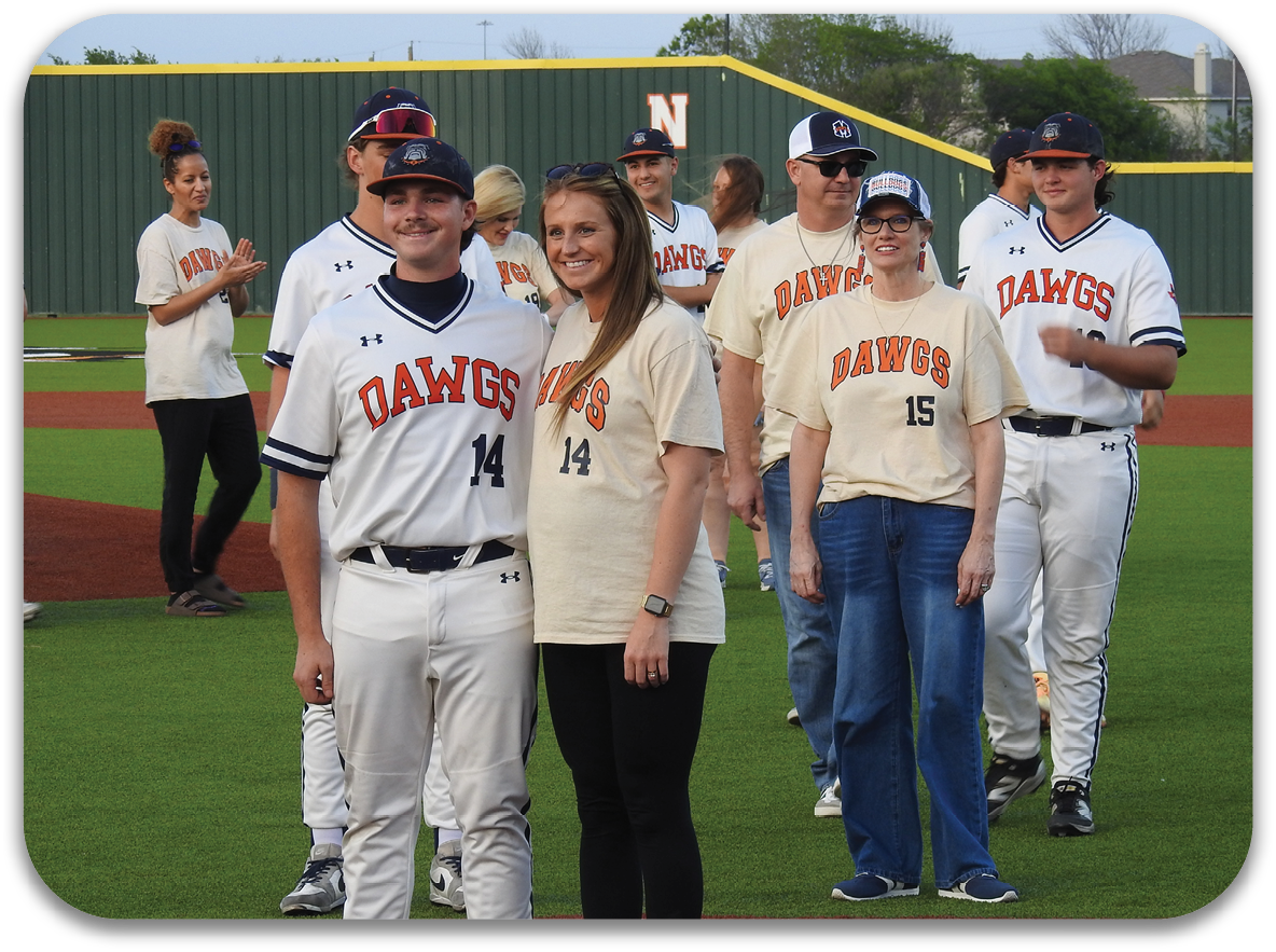 A man and woman stand on a baseball field, posing for a picture. The man is wearing a baseball uniform and holding a baseball bat. Contenido generado con IA