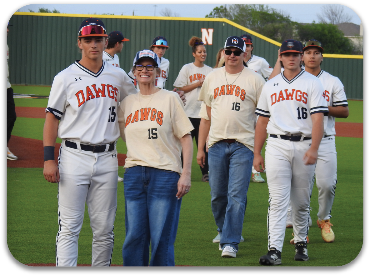 A group of people, including a man and a woman, are walking on a baseball field. Contenido generado con IA