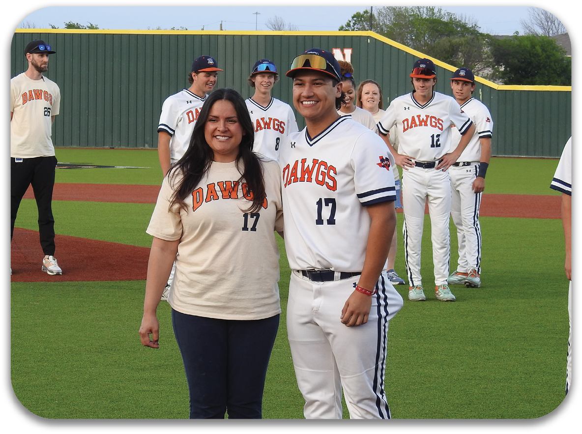 A man and woman stand on a baseball field, posing for a picture. The man is wearing a baseball uniform and holding a baseball bat. Contenido generado con IA