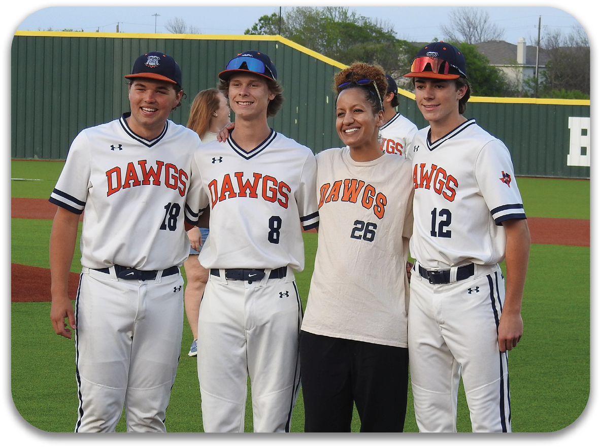 Four people, including three baseball players and a woman, pose for a photo on a baseball field. Contenido generado con IA