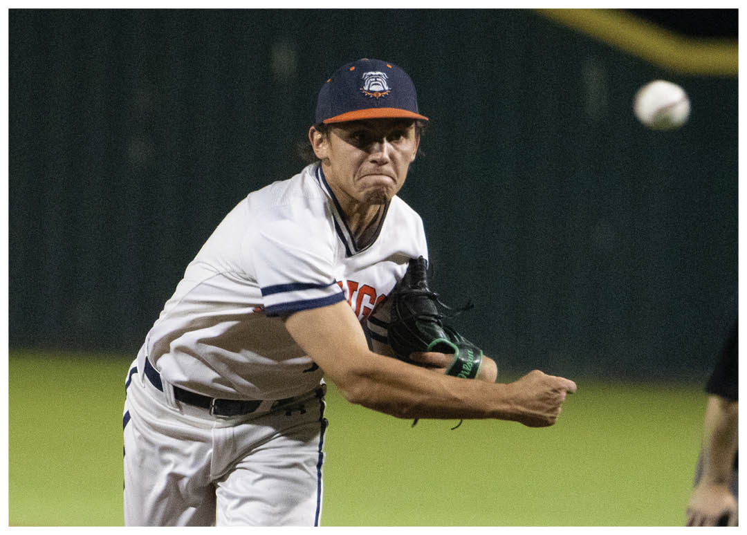 A baseball player is throwing a ball on a field. Contenido generado con IA