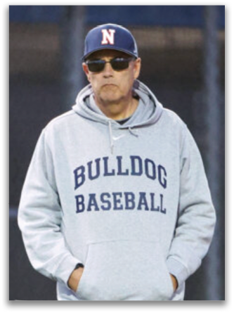 A man wearing a baseball sweatshirt and sunglasses stands on a field. Contenido generado con IA