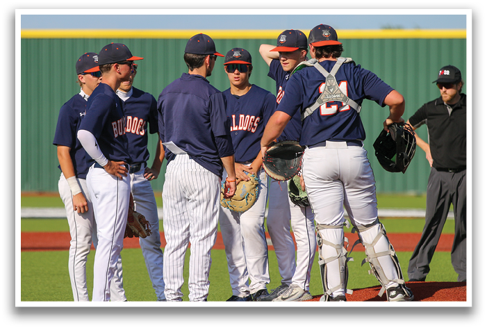A group of baseball players wearing blue and white uniforms are standing on a field. They are engaged in a conversation with a man in a black shirt, who is likely a coach or an umpire. The players are holding baseball gloves, indicating that they are either preparing for a game or have just finished one. Contenido generado con IA