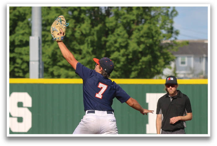 A baseball player in a blue and red uniform is jumping in the air to catch a ball. Contenido generado con IA