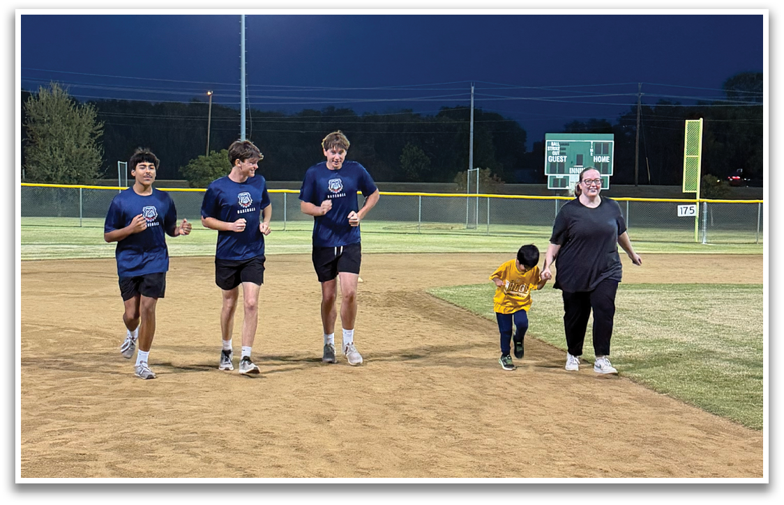 Three people are standing on a baseball field at night. Contenido generado con IA