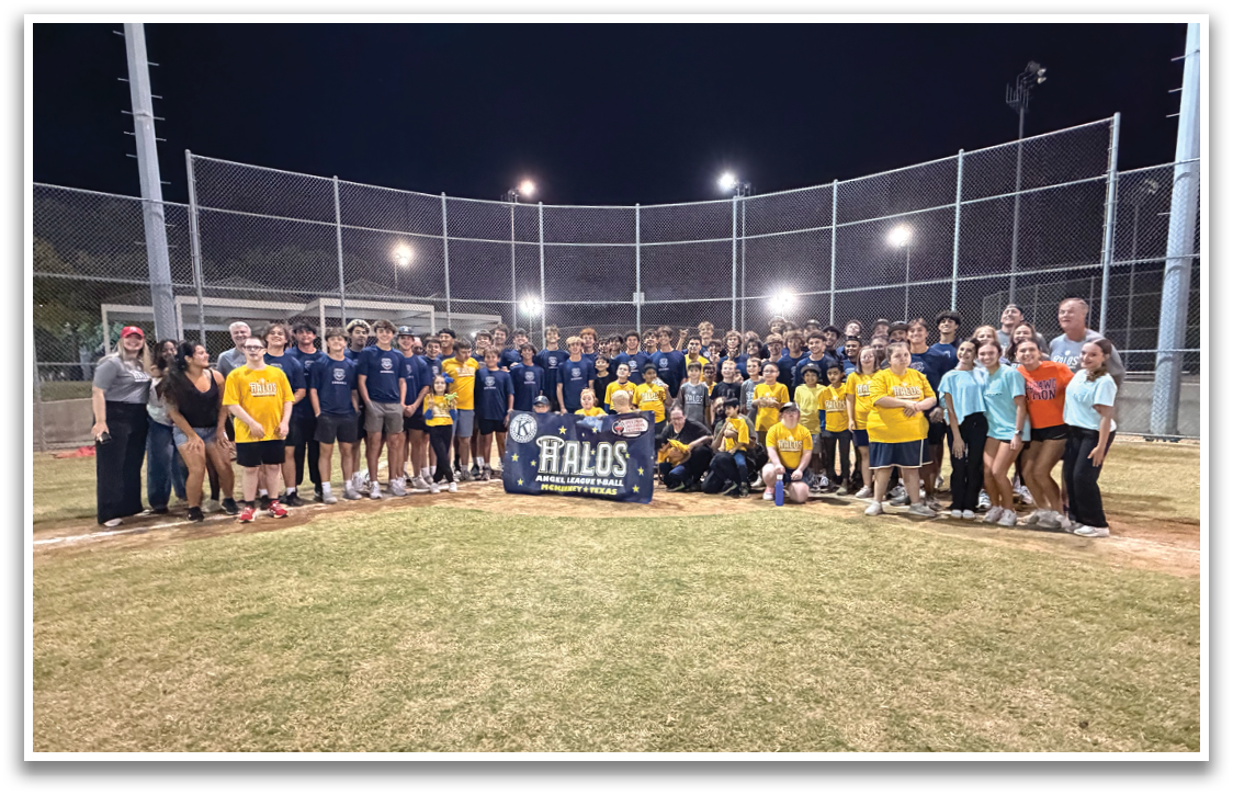 A group of people, including both men and women, are standing on a baseball field. They are posing for a photo in front of a sign that says “Italian American Baseball Club." The group is standing in front of a baseball diamond, and there are several people in the foreground and background. Contenido generado con IA