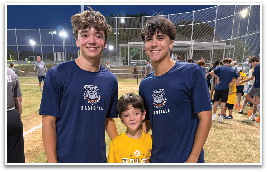 Three people pose for a picture on a field. Contenido generado con IA