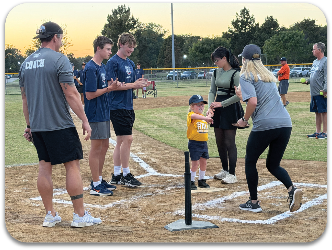 A group of people, including a woman and a child, are standing on a baseball field. The woman is holding a baseball bat, and the child is holding a baseball glove. They are all smiling and enjoying the moment. Contenido generado con IA