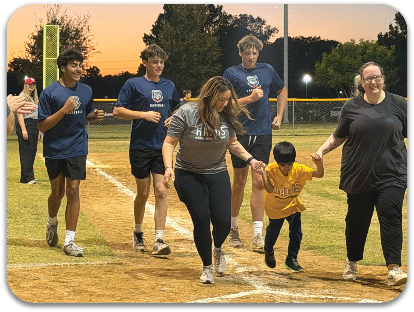 A group of people, including a woman and a child, are running on a field. Contenido generado con IA