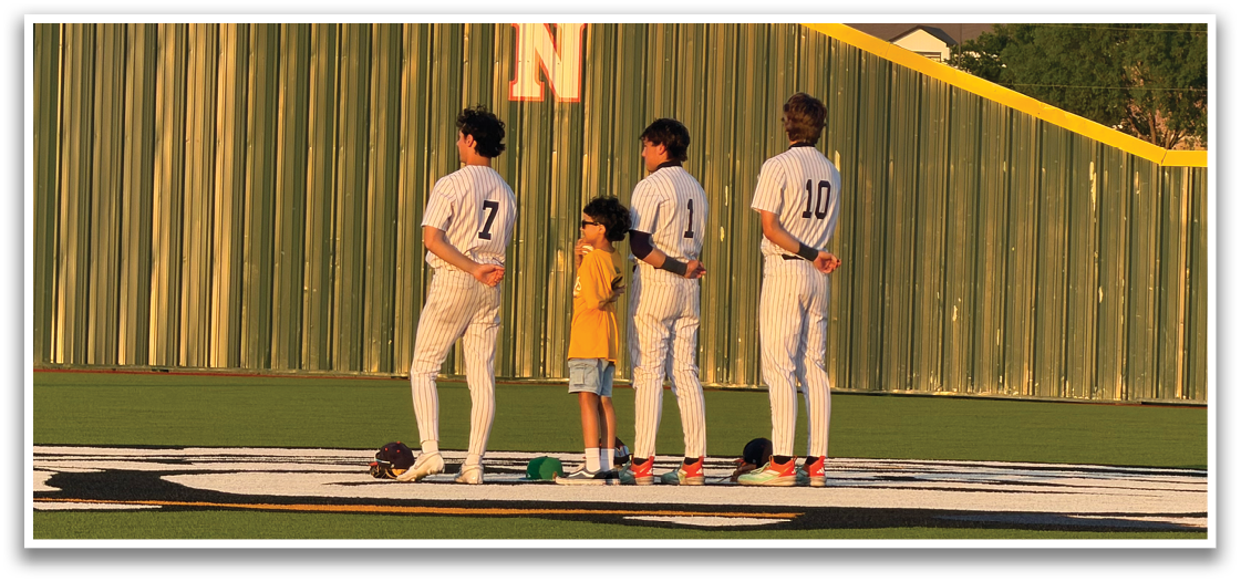 A group of people are gathered around a grill, preparing food. There are several chairs and a dining table set up nearby. A baseball game is being played in the background, with a baseball bat visible. A truck is parked nearby, and a few bottles can be seen on the ground. Contenido generado con IA