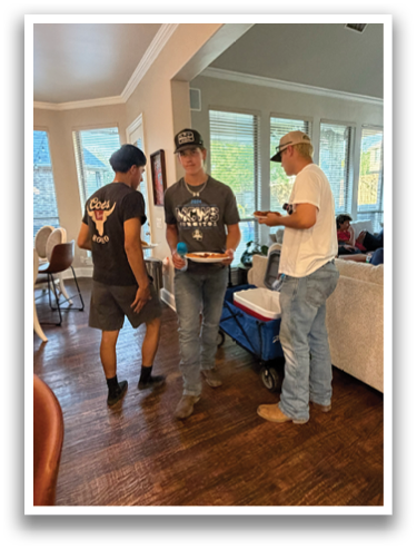 Three men are standing in a living room, holding food. Contenido generado con IA