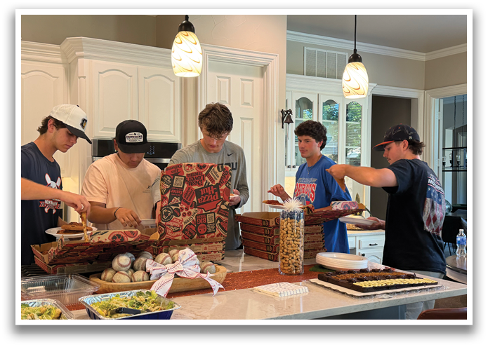 A group of young men are gathered around a kitchen counter, eating pizza and enjoying each other's company. Contenido generado con IA