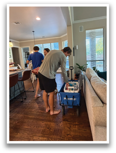 Three men are standing in a living room, one of them is holding a suitcase. Contenido generado con IA